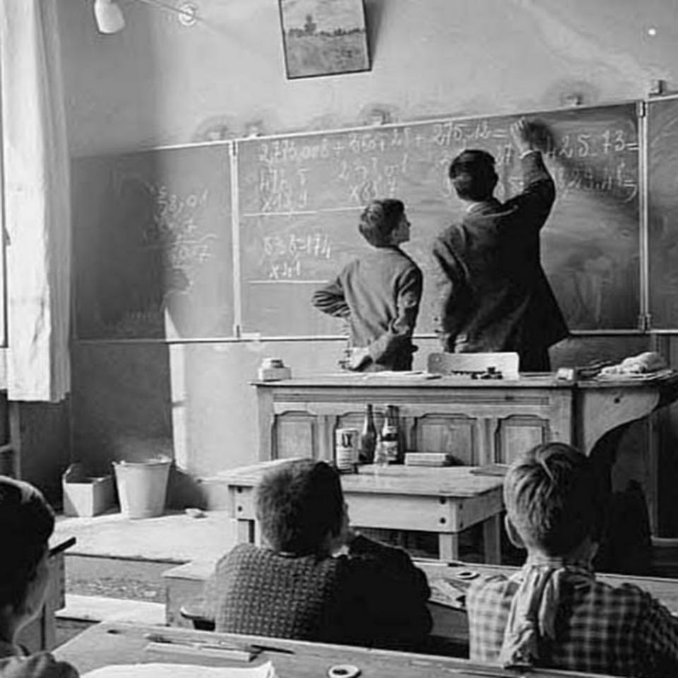 Школьная жизнь воспоминания. Robert Doisneau фотографии школа. Воспоминания о школе. Школа ретро. Школьные воспоминания.